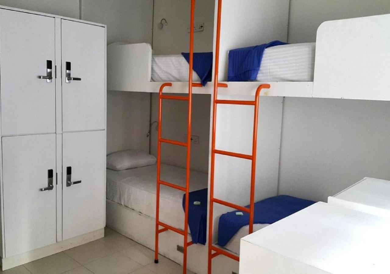 Traveler'S Haven Hostel At Colombo Intl Airport คาตุนายากา ภายนอก รูปภาพ