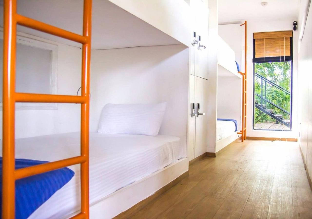 Traveler'S Haven Hostel At Colombo Intl Airport คาตุนายากา ภายนอก รูปภาพ