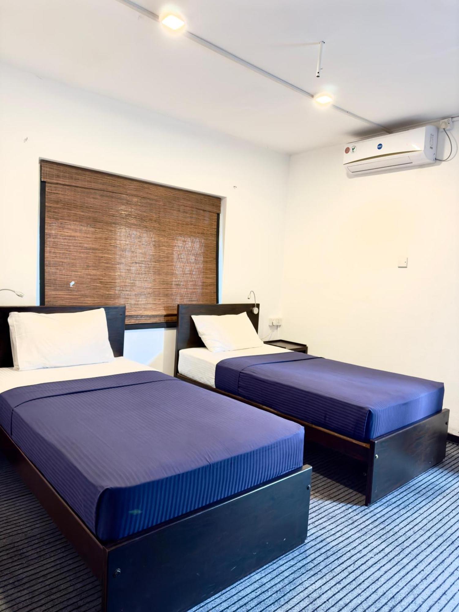 Traveler'S Haven Hostel At Colombo Intl Airport คาตุนายากา ภายนอก รูปภาพ