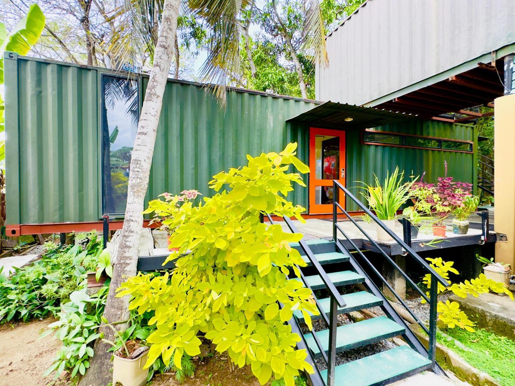 Traveler'S Haven Hostel At Colombo Intl Airport คาตุนายากา ภายนอก รูปภาพ