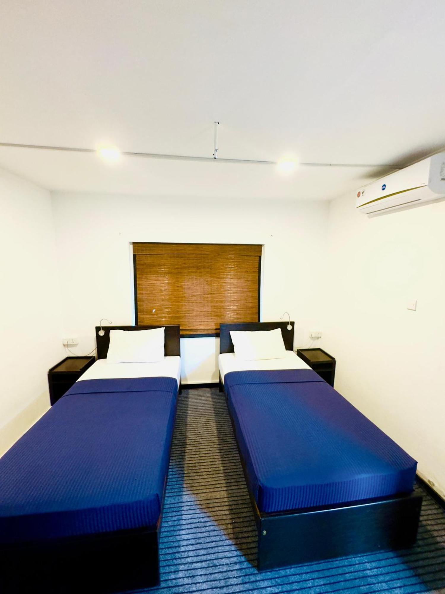 Traveler'S Haven Hostel At Colombo Intl Airport คาตุนายากา ภายนอก รูปภาพ